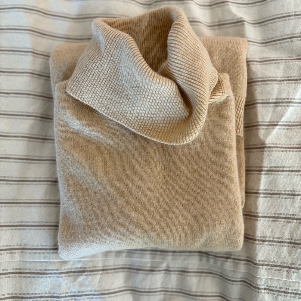 Bloomingdale's Cashmere Turtleneck Sweater in Beige